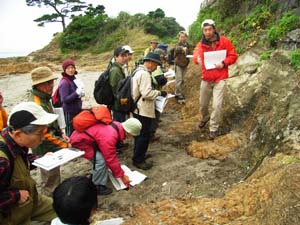 矢部層群立石凝灰岩層と三浦層群逗子層の境界部について説明を受ける