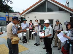 大磯駅前で本日の予定、観察内容の説明を受ける