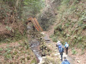 塩川滝へに近づくにつれ谷は深くなり、全面礫岩となる（塩川滝近く）