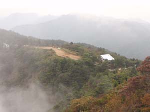 ガスのかかった木無山山頂(三ツ峠山頂より)
