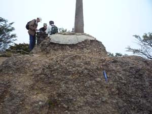 山頂には三ツ峠の石碑が立つ。土台は三ツ峠礫岩の露頭（三ツ峠）