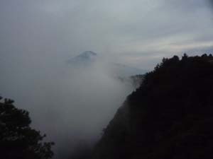 山頂よりかろうじて富士山が望めた（三ツ峠山頂）