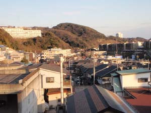 最宝寺境内より南方の断層地形を望む