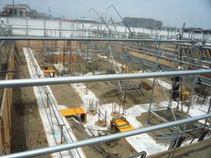 再建中の本堂工事現場。海浜砂層が現れ、かっての海浜であったことがわかる