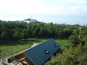 灯台に登り、灯台のある小原台面を望む