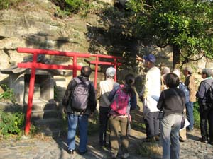 池子層に似る聖天島の地層の説明を聞く