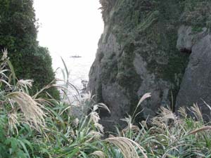 南北性の断層により形成された山二つのくびれ部