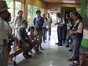 山北町立丹沢森林館で門田先生からまとめをしていただく