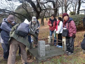 日本水準原点の東にある基本水準点「丁号」