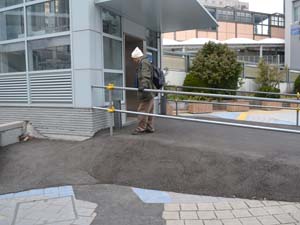 新浦安駅南口は液状化のため地盤沈下し段差が生じたため、スロープが作られていた