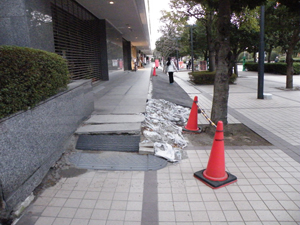 ビルと歩道の間には大きな段差が生じた