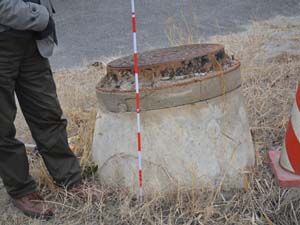 東日本大震災による液状化により約75 cmも浮き上がったマンホール