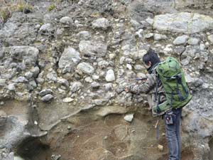 オイモノ鼻の浦郷層は砂岩や礫岩からなる