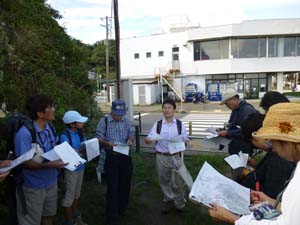 観音崎バス停で柴田先生より巡検の説明を受ける