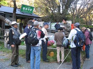 極楽寺前で先生から観察目的などを聞く