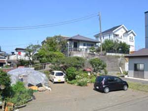 西小磯海岸付近の砂丘上に建つ住宅と中村原面(左手）