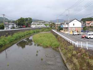 国道一号線の押切橋から押切川の上流をみる