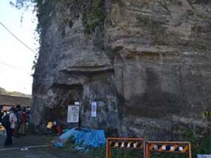 三浦層群池子層の砂礫岩層の露頭