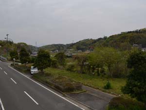 池子層に似る聖天島の地層の説明を聞く