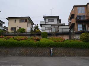 井ノ口公民館の建つ中位面と西側の一段高い住宅地の比高を目測する