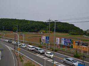 秦野中井IC料金所の立体歩道橋から、旧葛川の最高標高地点（分水嶺）
