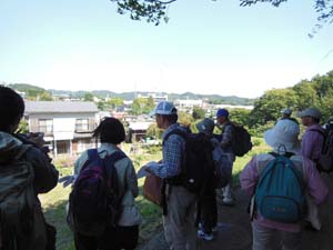 高位段丘面より伊勢原浄水場のある中位段丘面を展望する