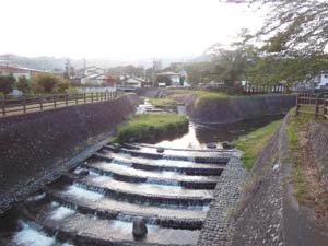 七沢川と日向川の合流地点、ここより玉川になる（七沢奨学橋）