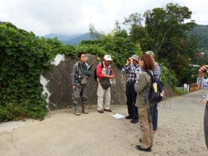 鈴川の沖積面と中位段丘面の比高をハンドレベルで測定する（上粕屋明神）
