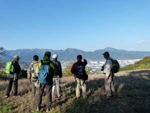 尾根沿いの山道から丹沢山地や秦野盆地の地形を遠望する（秦野市渋沢）