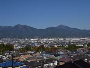 渋沢丘陵の山道から、表丹沢の山々やその南の秦野盆地を望む（秦野市渋沢）