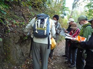 頭高山へ通じる山道で、丹沢層群の火山礫凝灰岩層の露頭を観察する（秦野市渋沢）