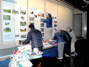 展示室に完成した模造紙を貼り付ける