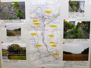 模造紙に観察会での写真とルート図を貼り付ける