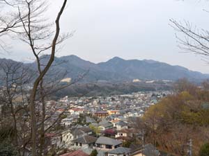 丹沢山地東縁の山並みと、その東を走る藤野木－愛川構造線を望む(厚木市中荻野 鳶尾団地 鳶尾山登山道入り口)