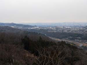 鳶尾山山頂より中津原段丘や関東山地東縁、多摩丘陵を望む（厚木市棚沢 鳶尾山山頂）