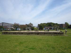 相模国分寺跡に再現された七重の塔の基壇。一辺20.4m、高さは1.8mある（海老名市国分寺南1丁目）