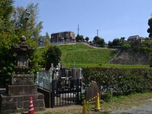 相模原面から、国道を挟んで南側にある、更に高い座間丘陵を望む（海老名市国分南1丁目）