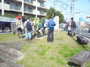 史跡逆川の碑が立つ場所で、逆川の由来や歴史が刻まれた碑を確認する（海老名市国分南1丁目）
