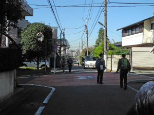 等々力駅北に広がる荏原台面の最高高度地点(手前)と下位の武蔵野Ⅱ面(奥)を望む（世田谷区等々力）。