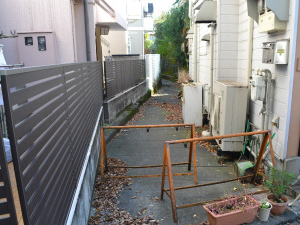 人家の間を走る、現在は暗渠となったかつての逆川の流路(世田谷区等々力 ゴルフ橋東)。
