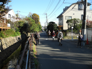 丸子川に沿って北へ進む。丸子川は江戸時代に徳川家康によって整備された六郷用水の下流部にあたる（世田谷区等々力）。
