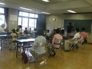 クモの採り方を説明する先生