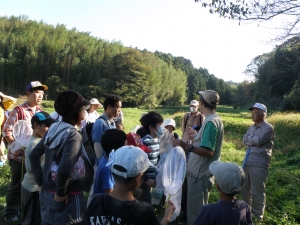 カマキリの説明をする槐先生。