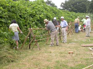 竹を使った花垣作り