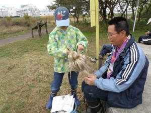 はみ出た穂を切って、最後の仕上げ