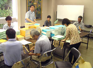 博物館職員で刊行物を発送作業。