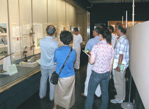 展示解説ボランティアに展示の講義。
