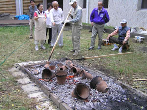 　古代遺跡を探す会 縄文土器を焼く