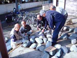 一階展示使用石材の選別作業