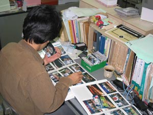 図録写真を選ぶ浜野学芸員